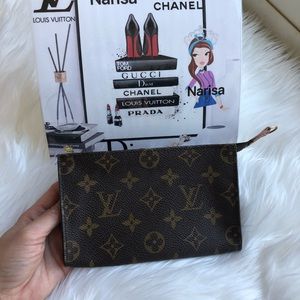 Louis Vuitton 
Pochette Toiletry 17 Clutch